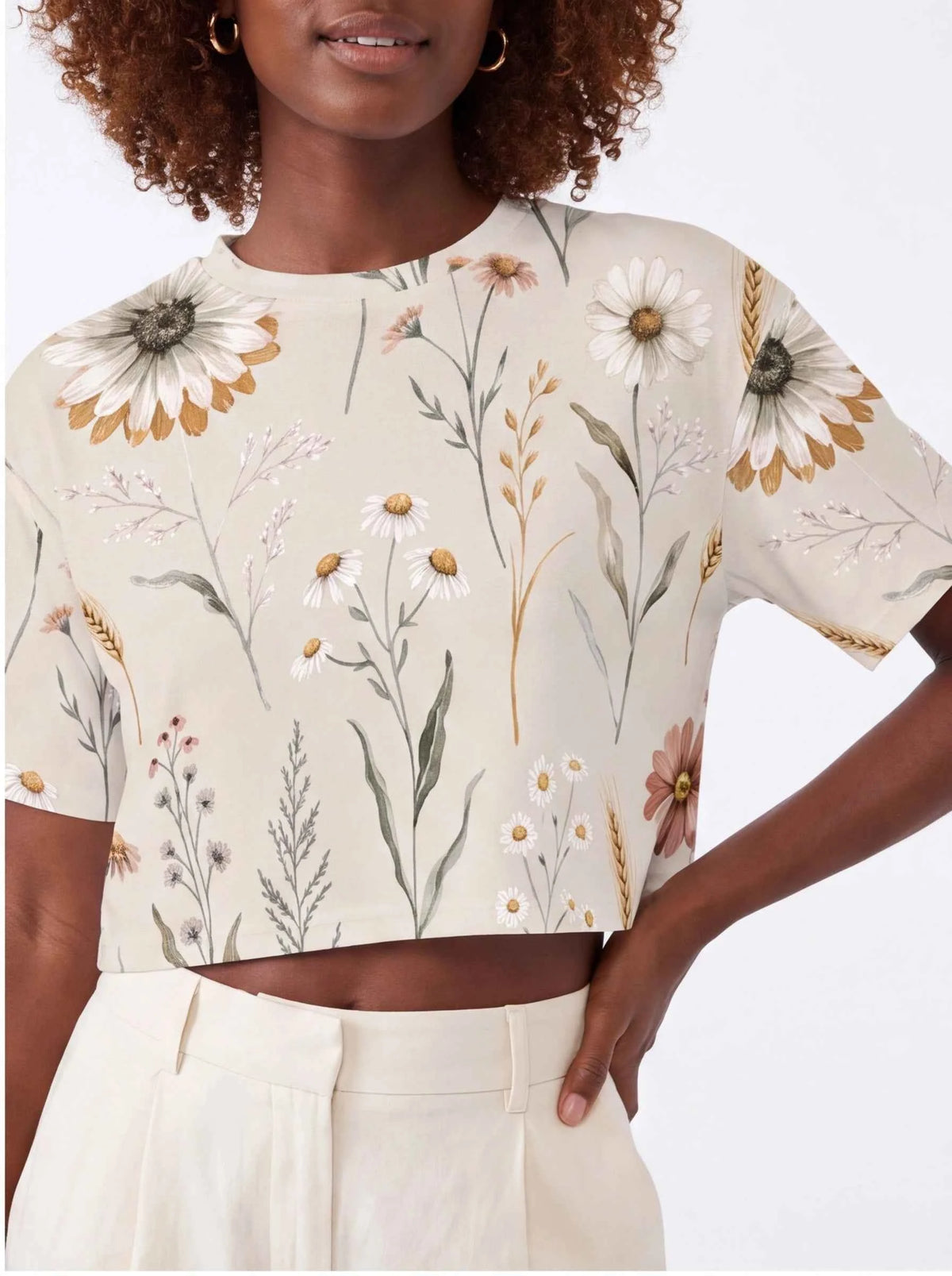 Off-white cropped t-shirt with floral daisy print, short sleeves and round neckline.