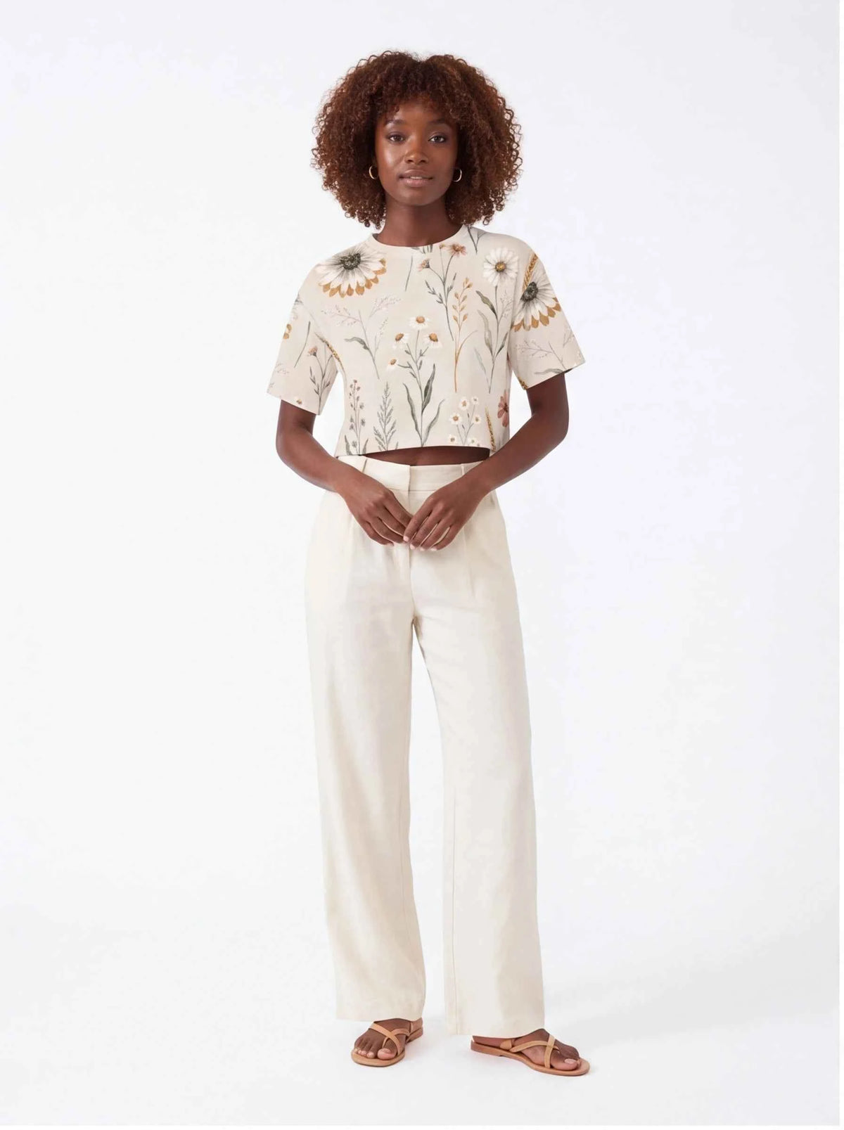 Women’s cropped t-shirt, off-white with daisy wildflower print and short sleeves.