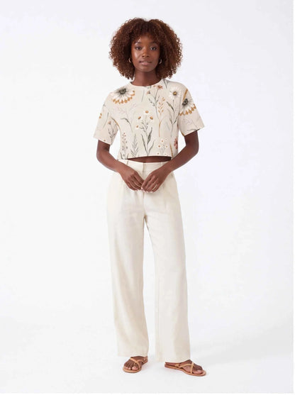 Women’s cropped t-shirt, off-white with daisy wildflower print and short sleeves.